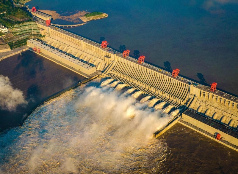 長(zhǎng)江三峽水利樞紐工程開啟泄洪深孔泄洪（無人機(jī)照片，新華社記者肖藝九2020年8月19日攝）