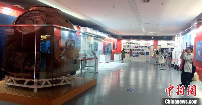 神舟十四號返回艙等航天實物在本次航天科普展中亮相?！罘?攝