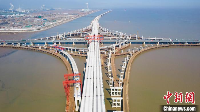 建設(shè)中的杭甬復(fù)線寧波一期?！∈├倮?供圖