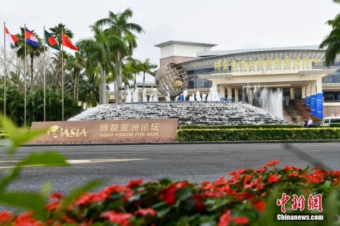 3月30日，博鰲亞洲論壇2023年年會開幕式在海南博鰲舉行。圖為博鰲亞洲論壇永久會址前廣場噴泉。<a target='_blank' href='/'>中新社</a>記者 駱云飛 攝
