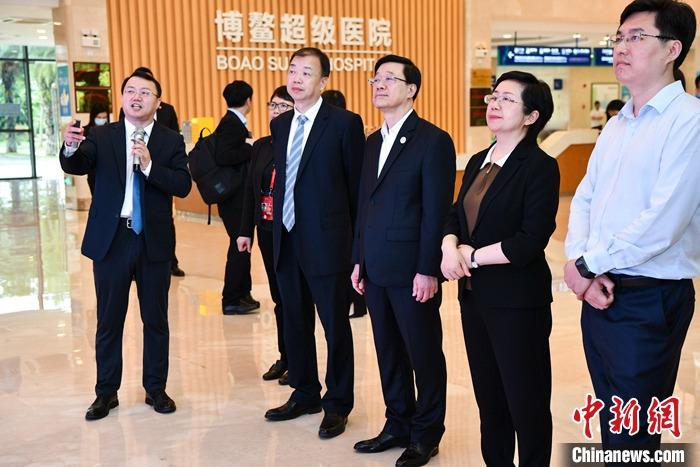 3月29日，前來海南參加博鰲亞洲論壇2023年年會的香港特別行政區(qū)行政長官李家超一行參觀考察了博鰲樂城國際醫(yī)療旅游先行區(qū)。該園區(qū)是海南自貿(mào)港重點園區(qū)，目前有四家港資企業(yè)投資。圖為李家超參訪海南博鰲超級醫(yī)院。 <a target='_blank' href='/'>中新社</a>記者 駱云飛 攝 　