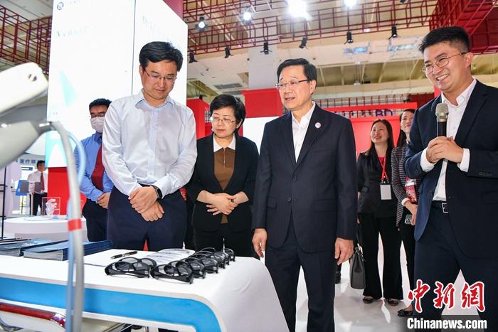 3月29日，前來海南參加博鰲亞洲論壇2023年年會的香港特別行政區(qū)行政長官李家超一行參觀考察了博鰲樂城國際醫(yī)療旅游先行區(qū)。該園區(qū)是海南自貿(mào)港重點園區(qū)，目前有四家港資企業(yè)投資。圖為李家超在博鰲樂城國際醫(yī)療旅游先行區(qū)國際創(chuàng)新藥械展參訪。 <a target='_blank' href='/'>中新社</a>記者 駱云飛 攝 　