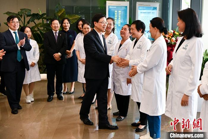 3月29日，前來海南參加博鰲亞洲論壇2023年年會的香港特別行政區(qū)行政長官李家超一行參觀考察了博鰲樂城國際醫(yī)療旅游先行區(qū)。該園區(qū)是海南自貿(mào)港重點園區(qū)，目前有四家港資企業(yè)投資。圖為李家超參訪港資醫(yī)療機(jī)構(gòu)海南德雅醫(yī)院并與醫(yī)護(hù)人員握手。 <a target='_blank' href='/'>中新社</a>記者 駱云飛 攝 　