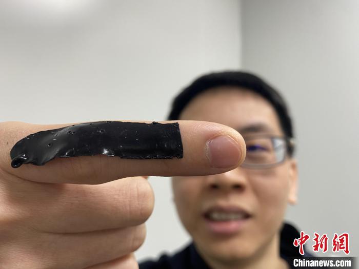 電子皮膚破了“皮”，沒有人為干預(yù)的情況下，基本一分鐘左右就可自行愈合?！∩耆?攝