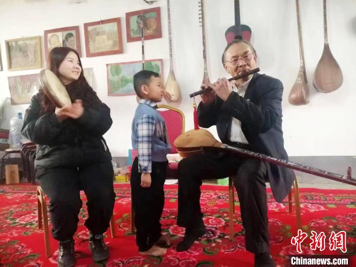 50多年來，喀迪爾·伊卜拉伊木搜集整理輪臺民間歌謠200多首，創(chuàng)作了200余首歌頌社會風(fēng)貌和好人好事 陳彥強 攝