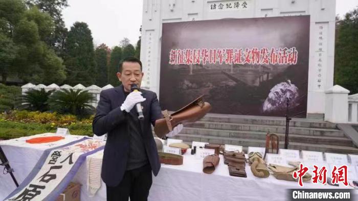 吳建宏介紹征集到的侵華日軍罪證文物?！∈茉L者供圖