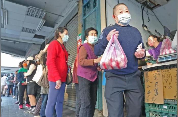 蛋行出現(xiàn)排隊買雞蛋的人潮。圖片來源：臺灣《聯(lián)合報》記者陳正興攝。.jpg