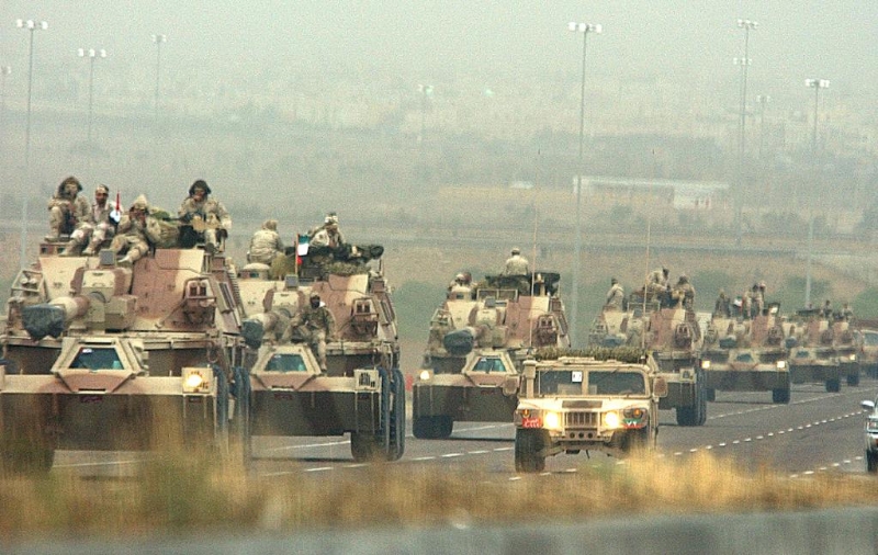 2003年3月25日，美軍幾十輛裝甲車輛從科威特城駛向科威特與伊拉克邊境。（圖源：新華社）