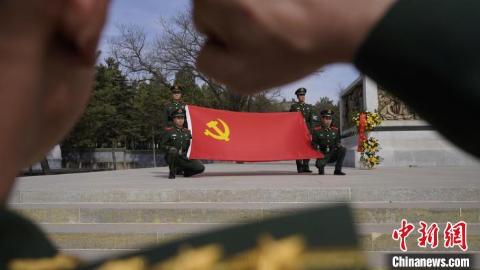 武警官兵重溫入黨誓詞?！「瘀H鵬 攝