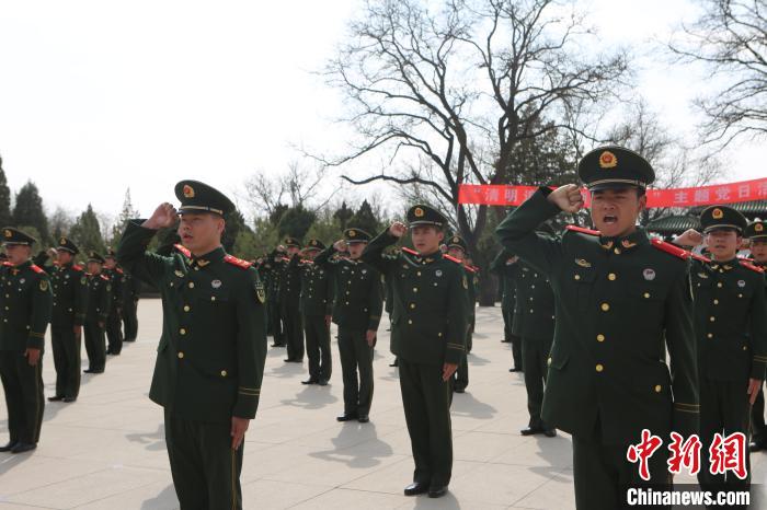 武警官兵重溫入黨誓詞?！●T濤 攝