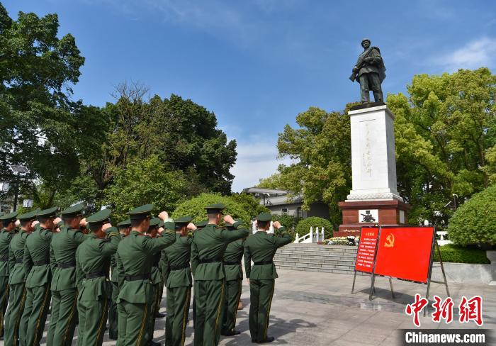 圖為官兵在邱少云烈士紀念碑前莊嚴宣誓?！〔苎?攝