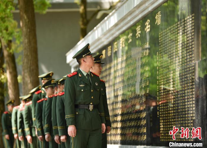 圖為官兵瞻仰烈士英名墻。　唐志勇 攝