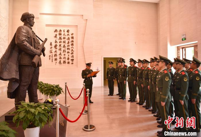 圖為官兵重溫邱少云烈士的英雄事跡?！〔苎?攝