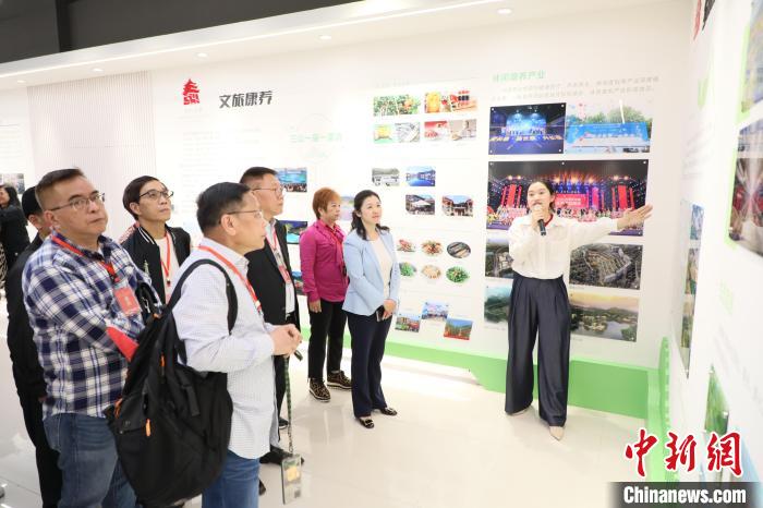 港澳鄉(xiāng)親在長(zhǎng)泰實(shí)地參觀考察?！￠L(zhǎng)泰區(qū)融媒體中心供圖