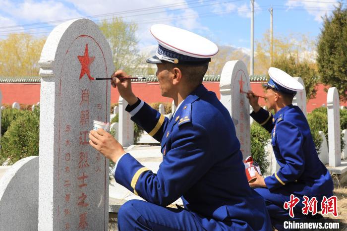 圖為西藏森林消防總隊(duì)指戰(zhàn)員為烈士碑描紅?！∥鞑厣窒揽傟?duì) 攝