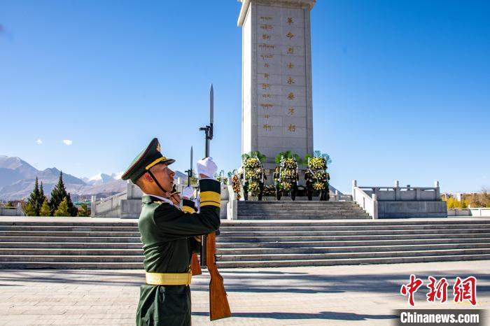 圖為西藏拉薩警備區(qū)官兵開(kāi)展以“回望歷史·緬懷先烈”為主題的清明祭掃活動(dòng)?！∥鞑乩_警備區(qū) 攝