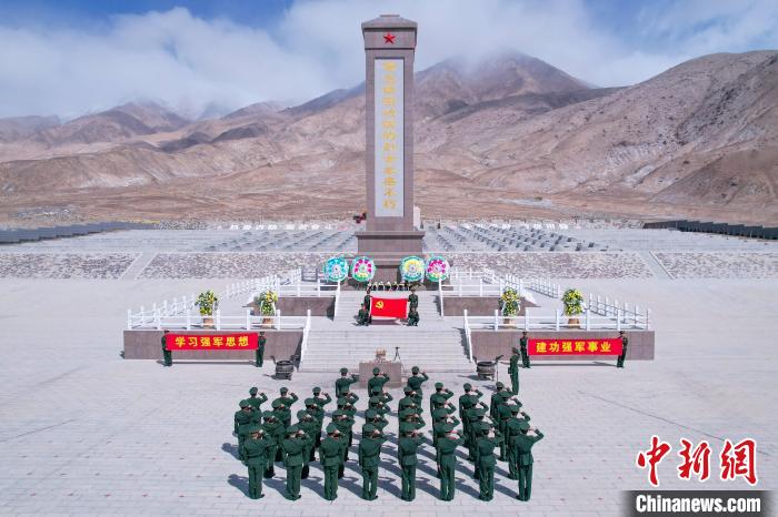 圖為武警第二機(jī)動(dòng)總隊(duì)某支隊(duì)官兵在康西瓦烈士陵園重溫入黨誓詞?！?袁鈺 攝