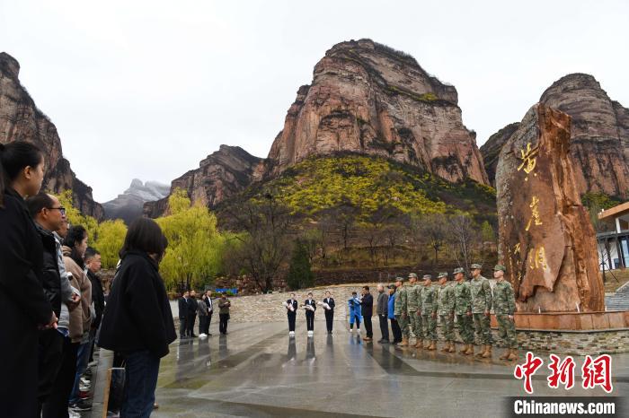 官兵代表、老兵工二代、紀(jì)念地代表向在黃崖洞保衛(wèi)戰(zhàn)中犧牲的革命先烈致以深切哀思和崇高敬意?！↑S崖洞革命紀(jì)念地供圖