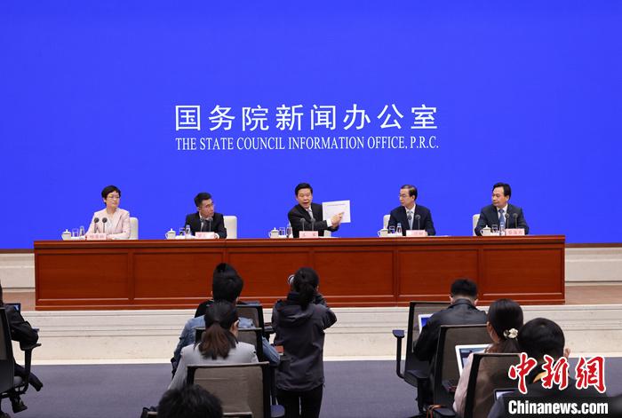 4月6日，中國國務院新聞辦公室在北京舉行“權(quán)威部門話開局”系列主題新聞發(fā)布會，國家稅務總局局長王軍、副局長王道樹、總會計師羅天舒、總審計師蔡自力介紹“更好發(fā)揮稅收職能作用 更優(yōu)服務經(jīng)濟社會高質(zhì)量發(fā)展”有關(guān)情況，并答記者問。 <a target='_blank' href='/'>中新社</a>記者 楊可佳 攝