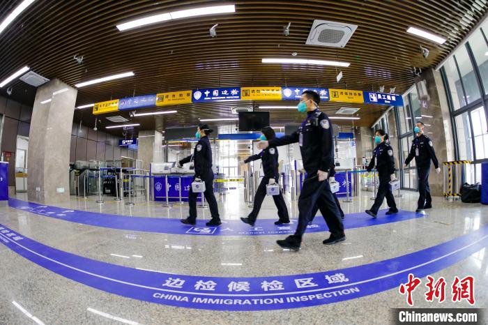 清明假期，福州邊檢站優(yōu)化勤務(wù)部署保障兩岸“小三通”往來(lái)安全順暢。圖為4月3日福州邊檢站民警列隊(duì)上勤?！≈x貴明 攝