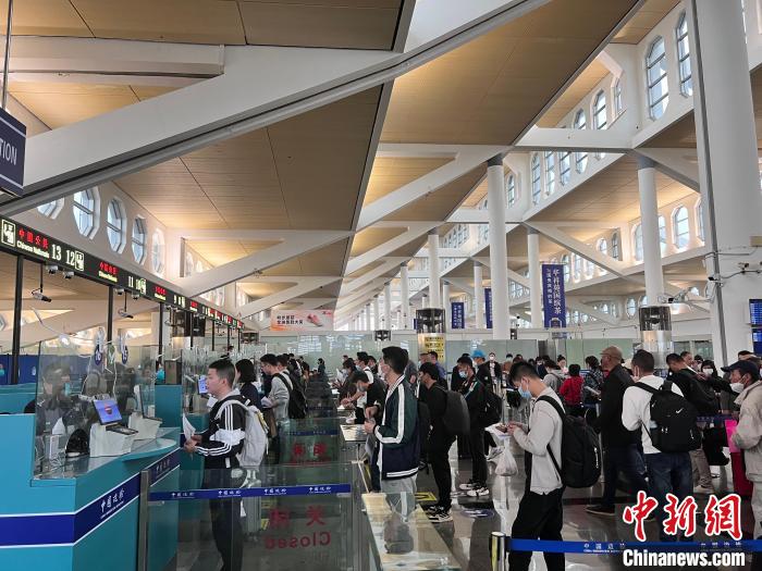 廈門(mén)邊檢總站高崎邊檢站優(yōu)化勤務(wù)組織確?？崭劭诎堵每屯P(guān)安全順暢?！堝?攝