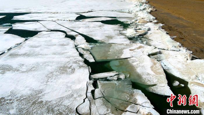 圖為青海湖湖冰被推向岸邊。　張世偉 攝