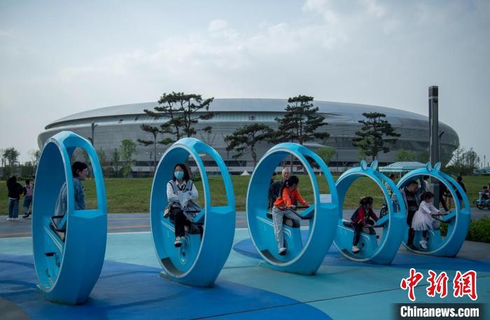 東安湖體育公園內(nèi)的體育設(shè)施和玩耍的孩子們。　劉忠俊 攝