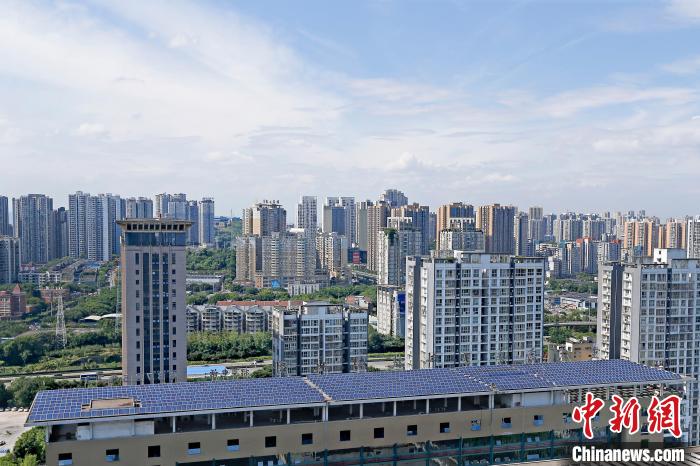 圖為輝騰能源在重慶市九龍坡區(qū)留學(xué)生創(chuàng)業(yè)園屋頂建設(shè)的光伏發(fā)電示范項目?！∈茉L企業(yè)供圖