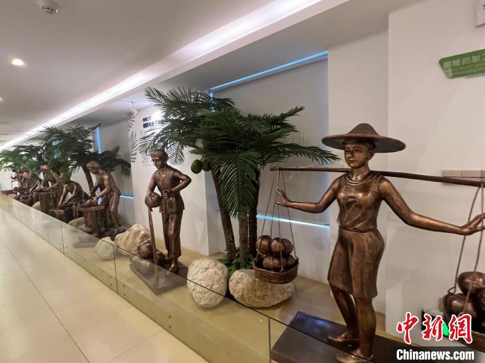 春光椰子王國里的椰子文化展示。　路梅 攝
