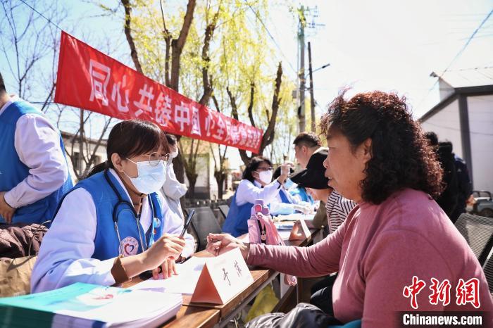 義診現(xiàn)場。　李雪峰 攝