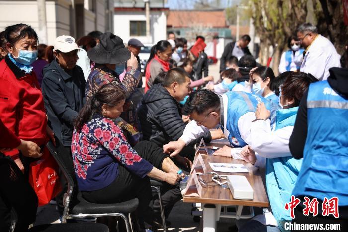 義診現(xiàn)場。　李雪峰 攝