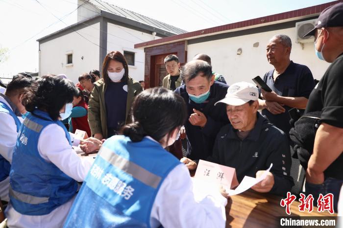 義診現(xiàn)場?！±钛┓?攝