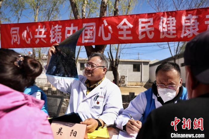 醫(yī)療專家在北穆家峪回族村開展義診活動。　李雪峰 攝