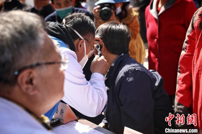 義診現(xiàn)場。　李雪峰 攝