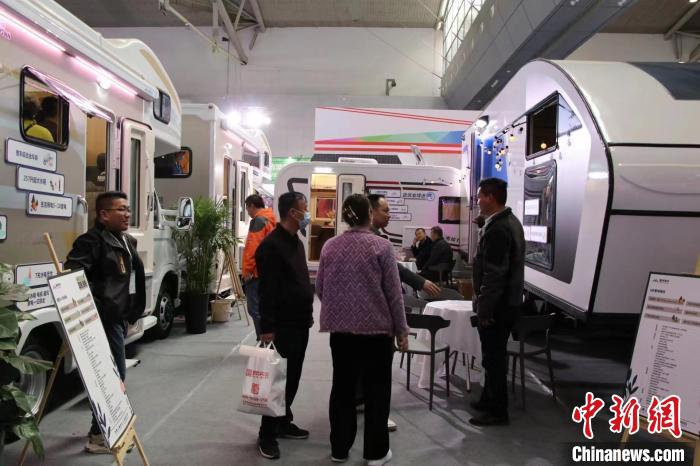 隨著新疆自駕游興起，房車成為本屆文化旅游產(chǎn)業(yè)交易博覽會上的熱門產(chǎn)品?！∑埨^鵬 攝