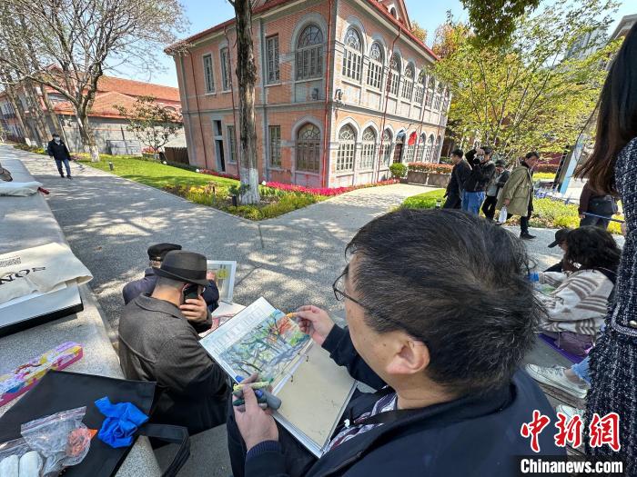 藝術(shù)家寫生。　主辦方供圖