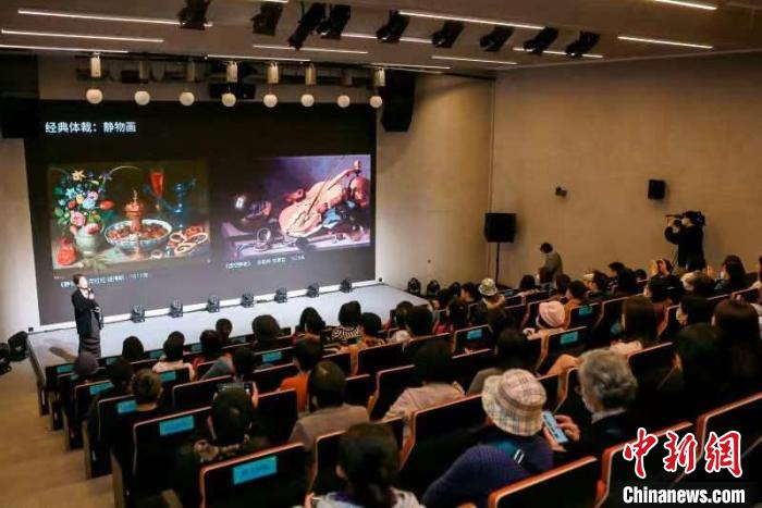 徐家匯書院與西岸美術(shù)館開展合作，并于4月8日舉辦了第一堂“社會(huì)美育課”?！≈鬓k方供圖