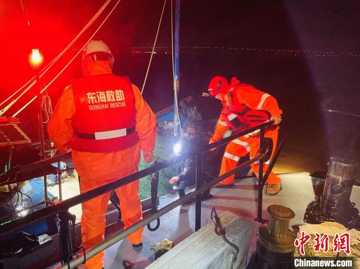 圖為東海救助局福州救助基地專業(yè)救助艇救助遇險漁民?！|海救助局供圖