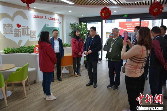 圖為參訪團參觀濟南市建新社區(qū)?！五?攝