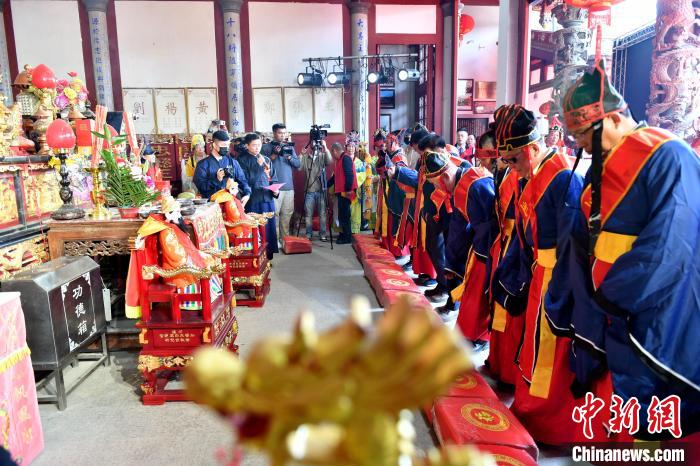 圖為兩岸宗親信眾共祭開閩三王?！蚊?攝