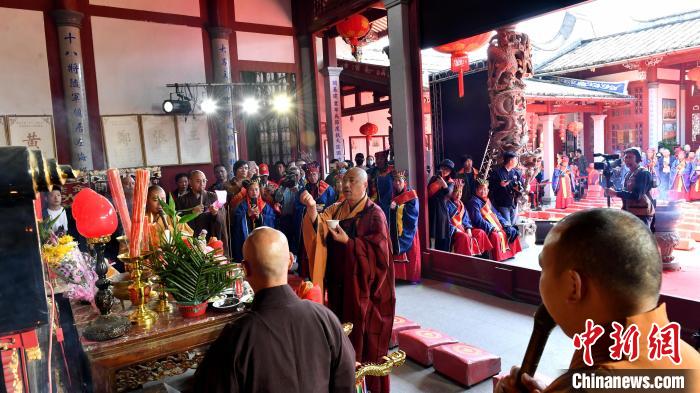 圖為閩王金身開光儀式?！蚊?攝