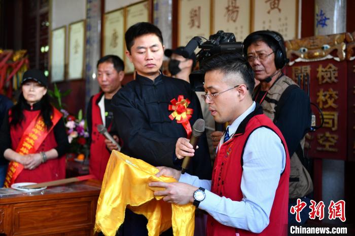 圖為福州市閩王王審知文化交流中心理事長(zhǎng)王詩(shī)潤(rùn)恭讀祝文。　呂明 攝