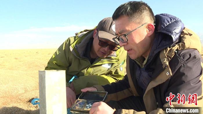 研究人員在對收集到三大有蹄類野生動物的監(jiān)測數(shù)據(jù)進行對比分析?！“吞貭栠_拉 攝