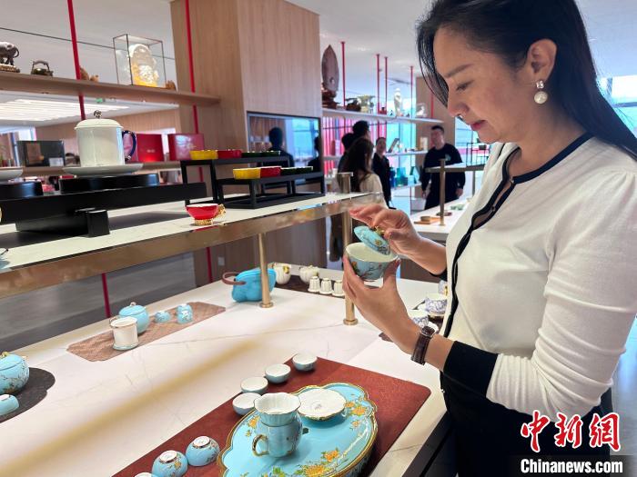 汪毅純觀賞茶器。　張麗君 　攝