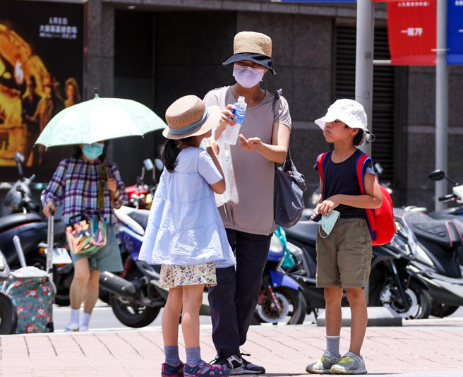 由于風(fēng)向轉(zhuǎn)為東南風(fēng)，各地氣溫持續(xù)上升，臺(tái)灣南部山區(qū)有機(jī)會(huì)出現(xiàn)30度以上高溫。（圖源：臺(tái)灣“中時(shí)新聞網(wǎng)”）