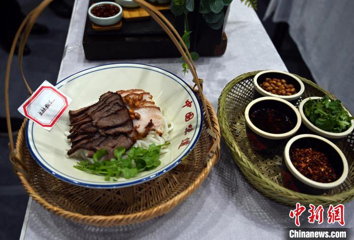 圖為選手制作的桂林米粉。　楊志雄 攝