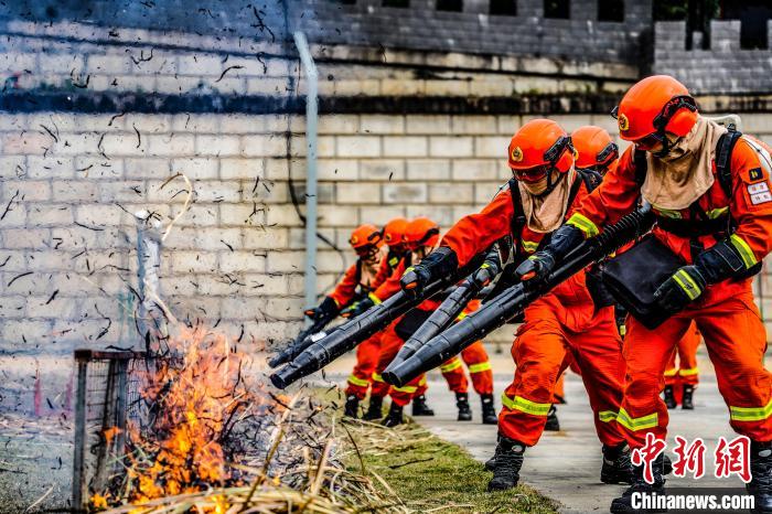 開展班(組)滅火行動(dòng)訓(xùn)練?！「＝ㄊ∩窒揽傟?duì)供圖