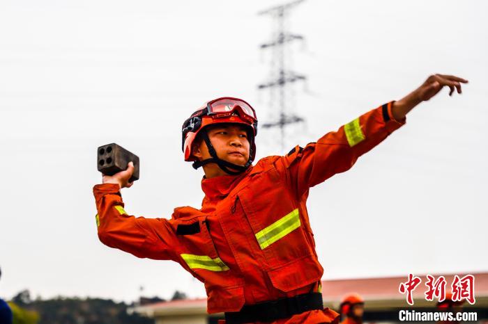 開展滅火彈投擲訓(xùn)練。　福建省森林消防總隊(duì)供圖