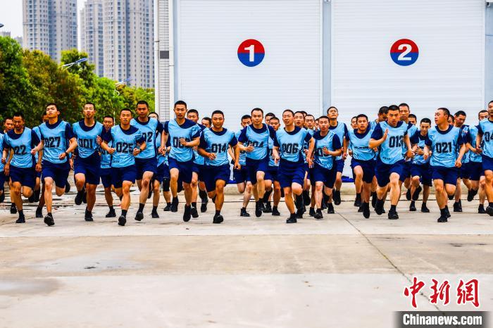 開展五千米跑測(cè)試?！「＝ㄊ∩窒揽傟?duì)供圖