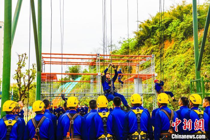 示范講解繩索訓(xùn)練動(dòng)作要領(lǐng)。　福建省森林消防總隊(duì)供圖